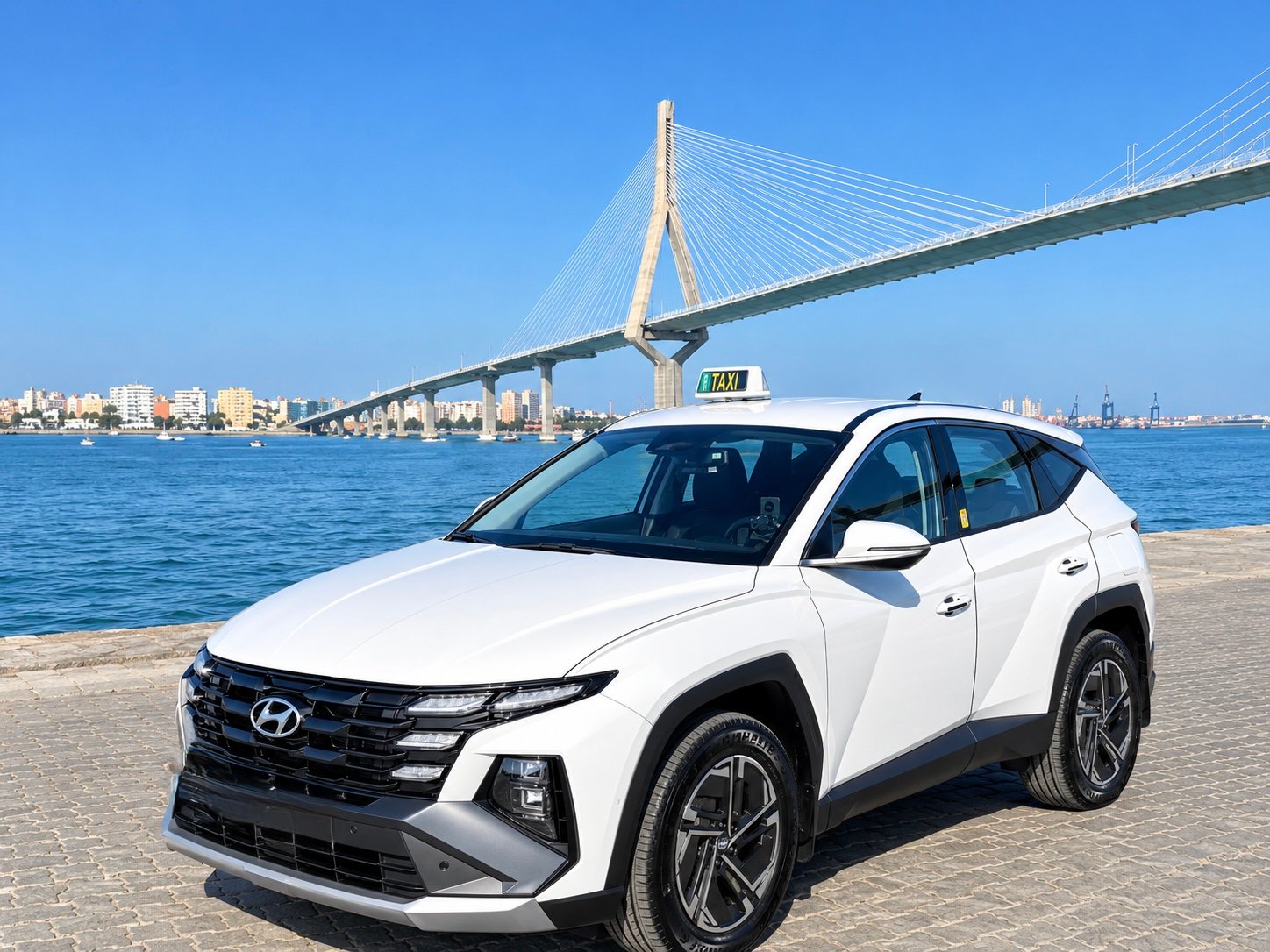 Hyundai Tucson de Taxi Cádiz junto al puente de la Constitución de 1812