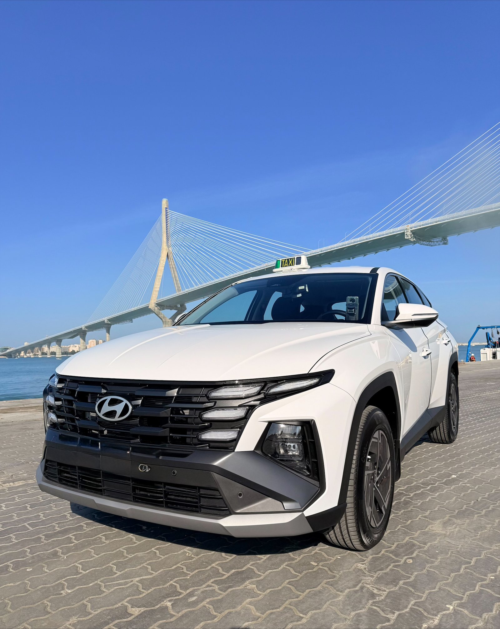 Hyundai Tucson de Taxi Cádiz junto al puente de la Constitución de 1812